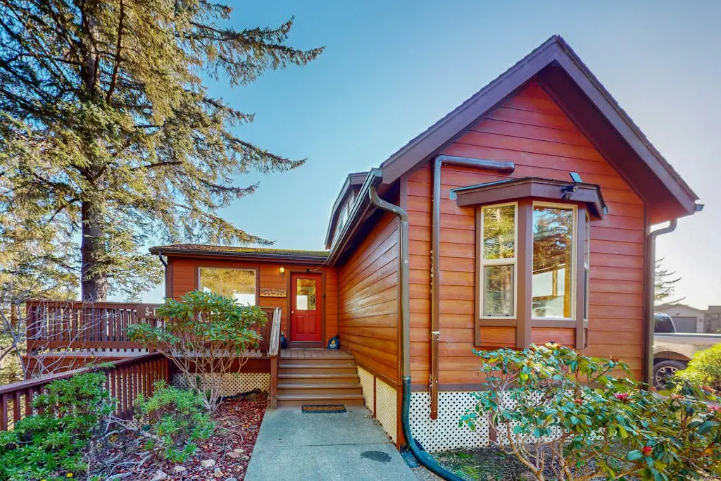 Ocean/mountain view home in Boardman Scenic Corridor with great deck