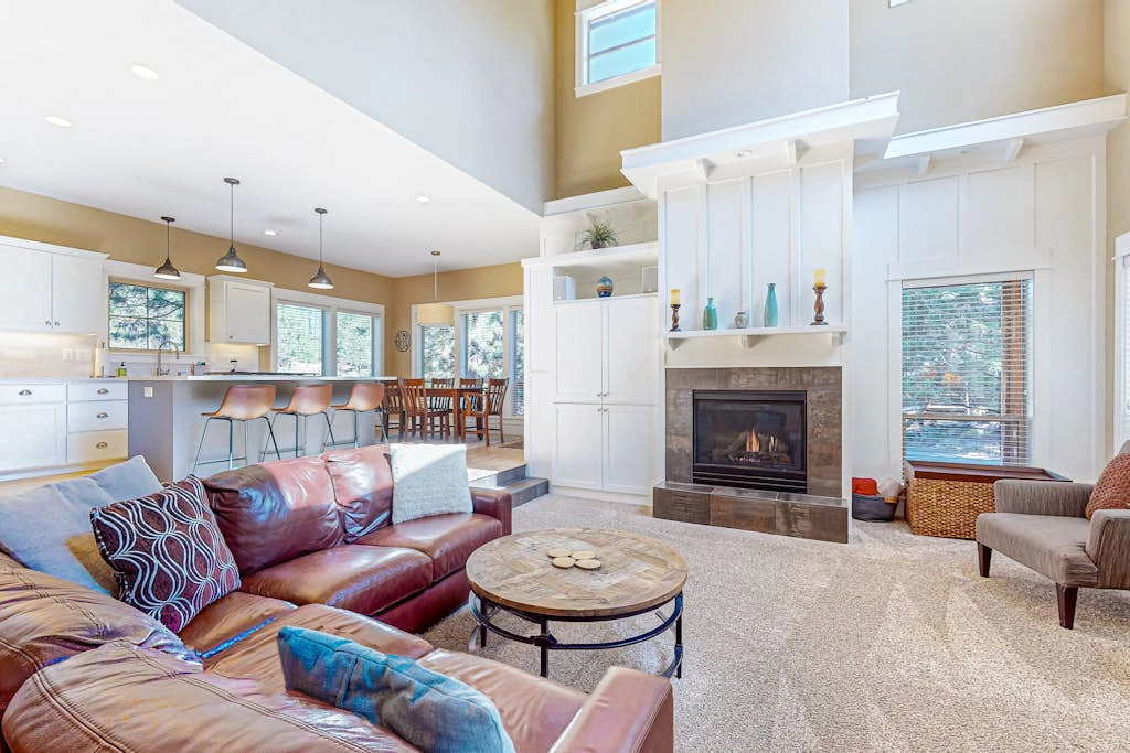 Beautiful Home with Deck, Shared Pool and Hot Tub - Near the Slopes