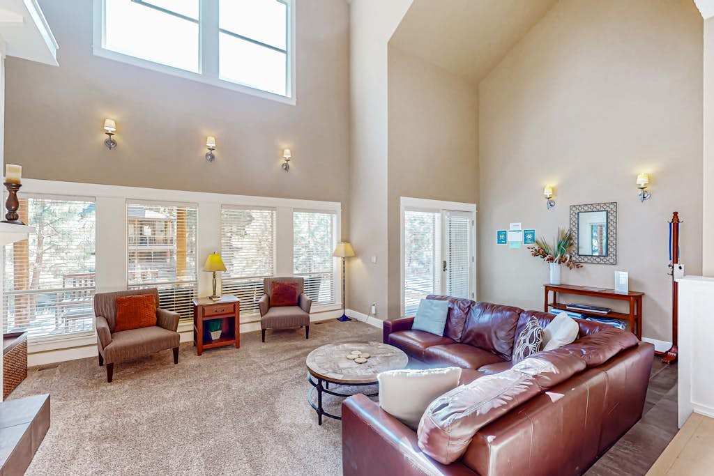 Beautiful Home with Deck, Shared Pool and Hot Tub - Near the Slopes