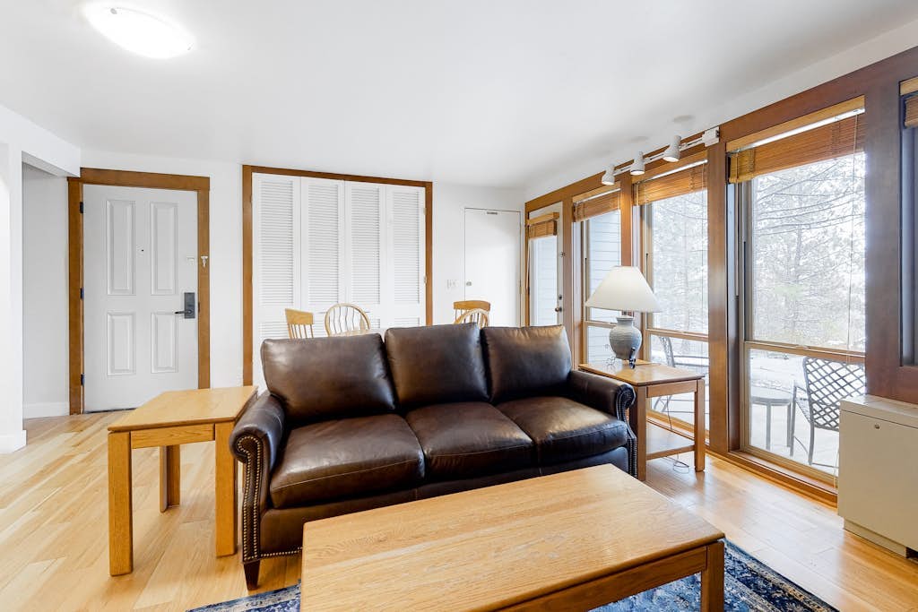 Mountain view condo with a fireplace, WiFi, partial AC, shared hot tub & pool