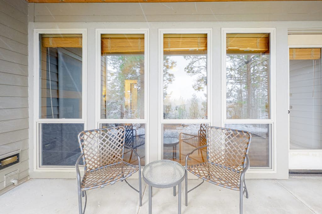 Mountain view condo with a fireplace, WiFi, partial AC, shared hot tub & pool