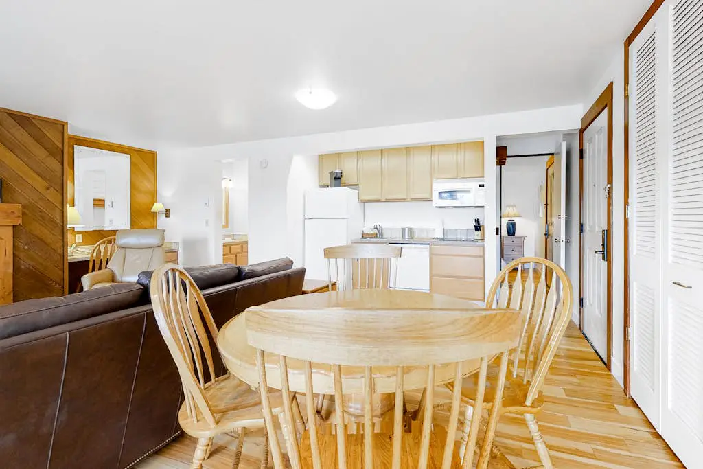 Mountain view condo with a fireplace, WiFi, partial AC, shared hot tub & pool
