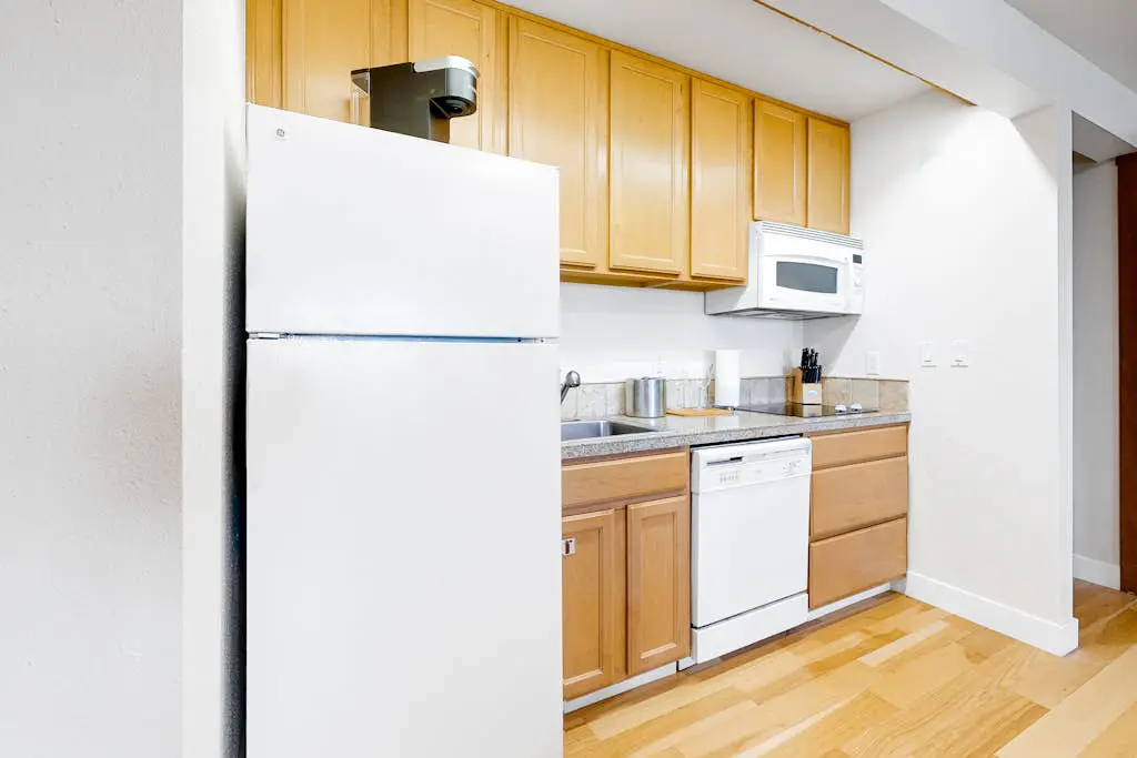 Mountain view condo with a fireplace, WiFi, partial AC, shared hot tub & pool