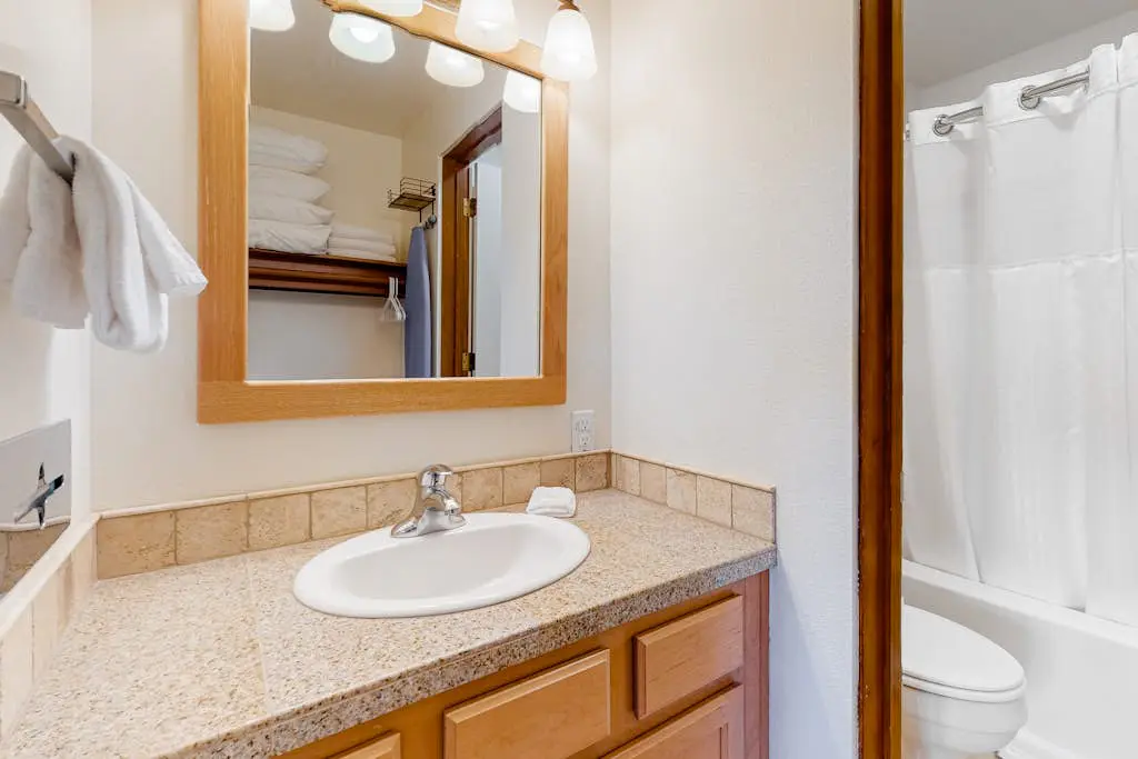 Mountain view condo with a fireplace, WiFi, partial AC, shared hot tub & pool