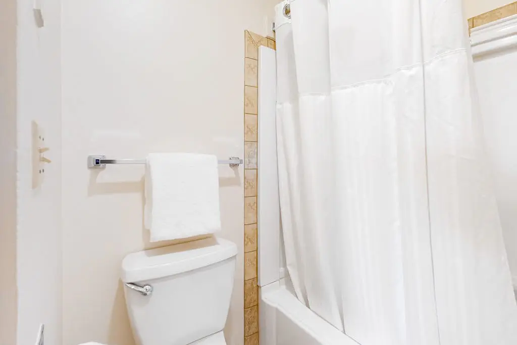 Mountain view condo with a fireplace, WiFi, partial AC, shared hot tub & pool