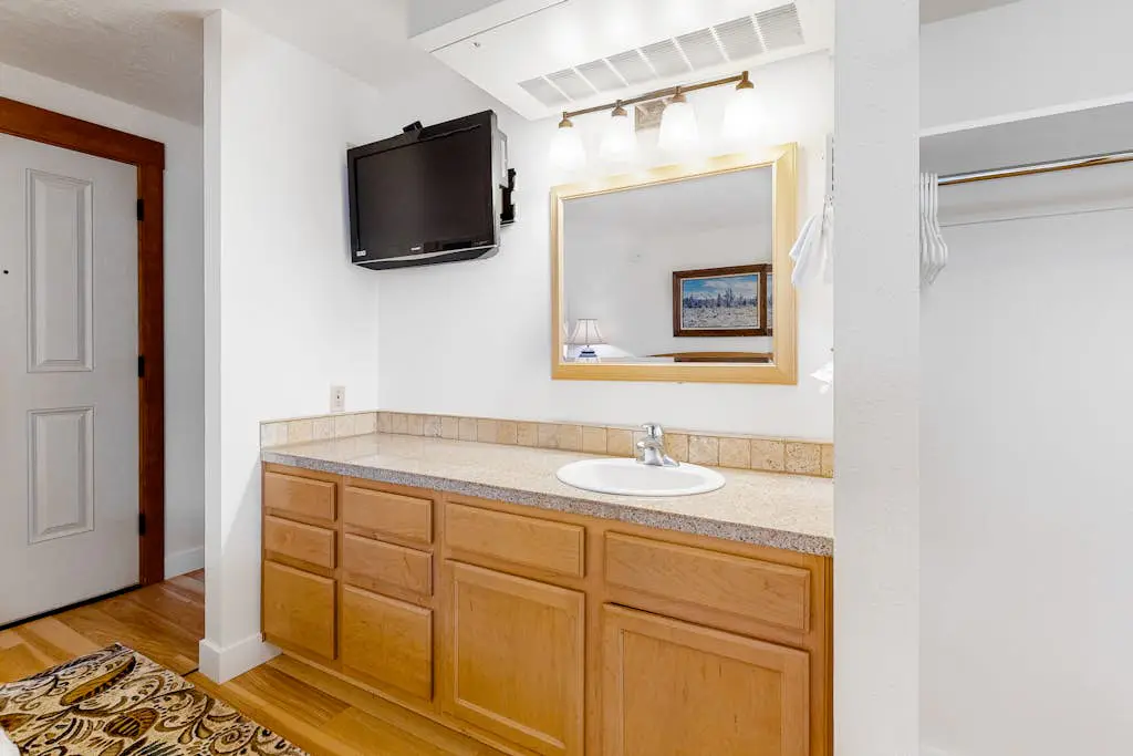 Mountain view condo with a fireplace, WiFi, partial AC, shared hot tub & pool