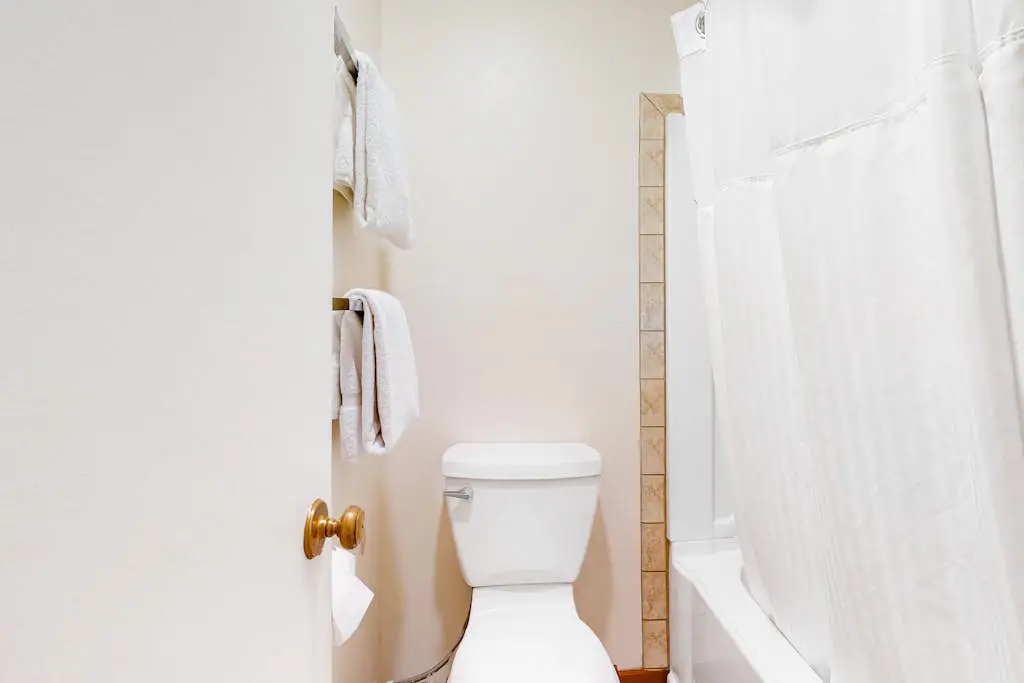Mountain view condo with a fireplace, WiFi, partial AC, shared hot tub & pool