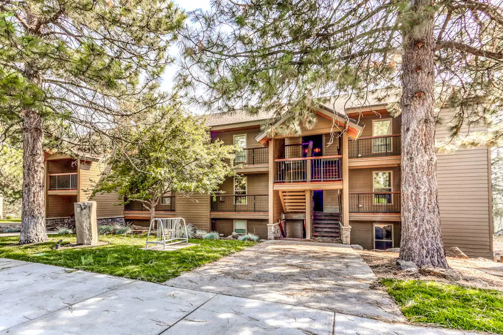 Mountain view condo with a fireplace, WiFi, partial AC, shared hot tub & pool