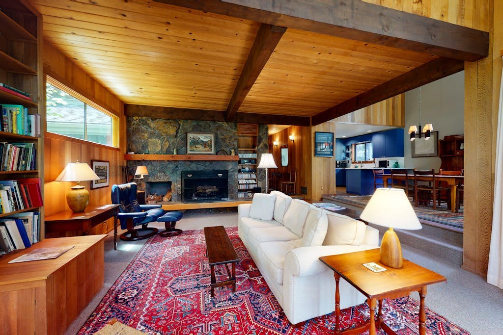 Inviting & comfortable Black Butte home with  hot tub, pool, tennis & basketball