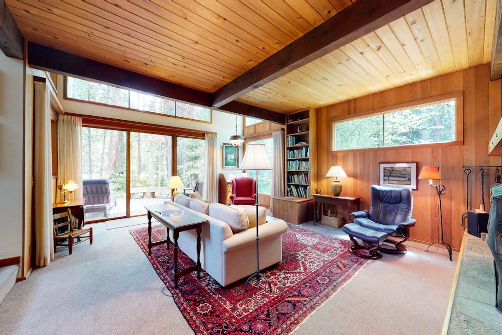 Inviting & comfortable Black Butte home with hot tub, pool, tennis & basketball