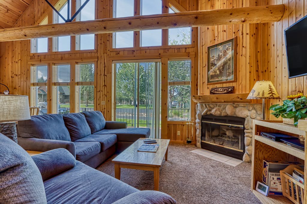 Bright Cabin with Shared Pool, Hot Tub & Resort Amenities