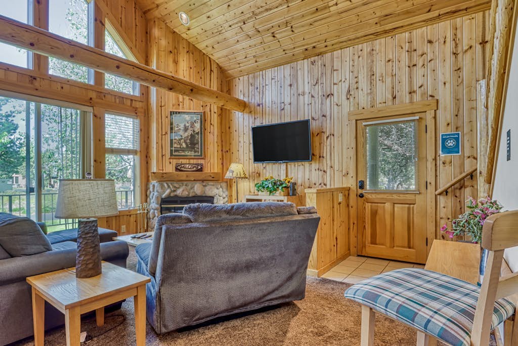 Bright Cabin with Shared Pool, Hot Tub & Resort Amenities