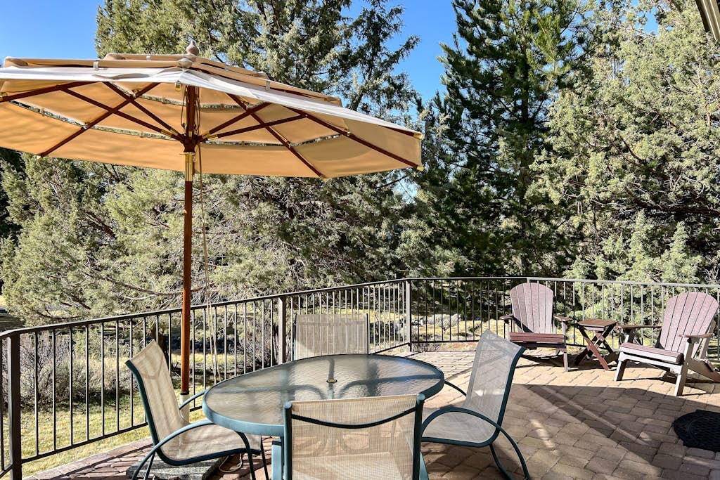 Creekside home with private hot tub & fireplace - access to pools, hot tub, gym