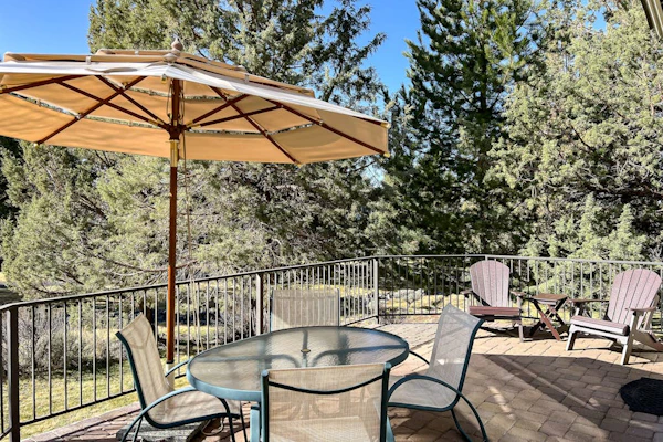 Creekside home with private hot tub & fireplace - access to pools, hot tub, gym