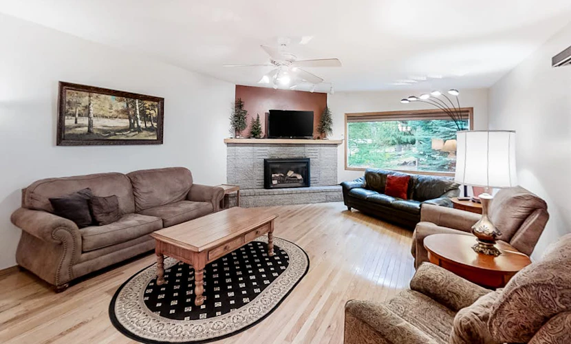 Large Dog-Friendly Duplex with Lovely Interior + Free WiFi, Private Washer/Dryer