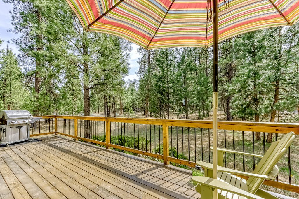 Delightful cabin with lofted layout, hot tub, modern kitchen, WiFi & shared pool