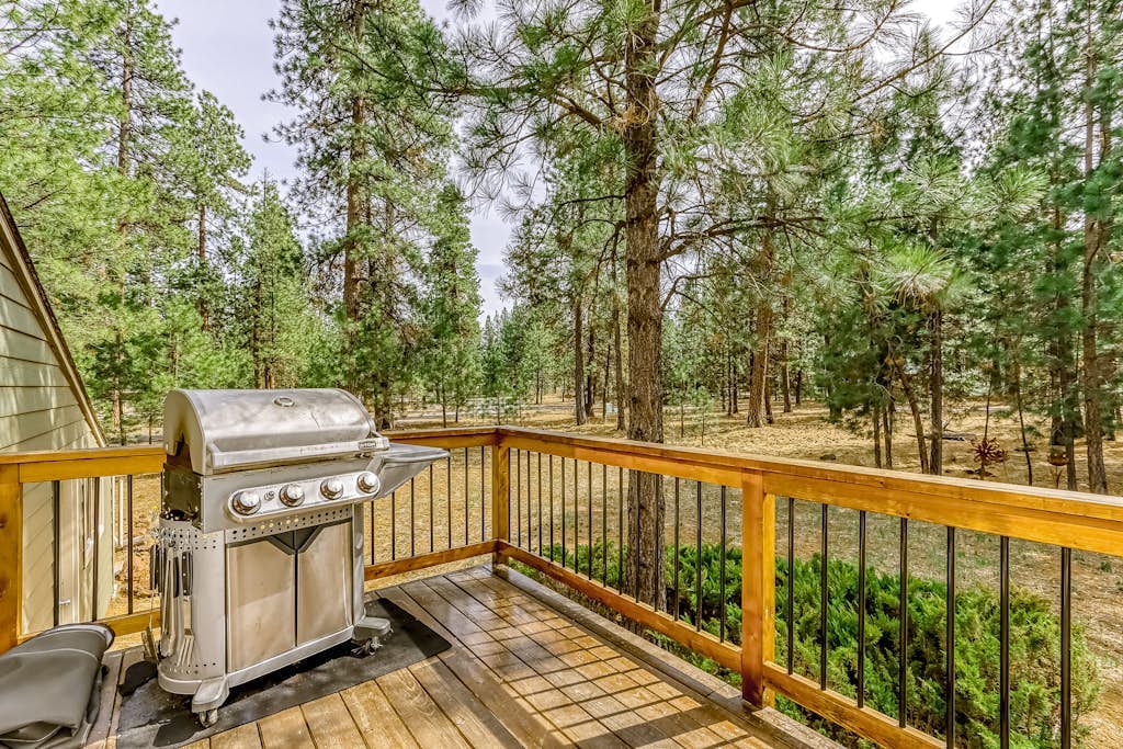 Delightful cabin with lofted layout, hot tub, modern kitchen, WiFi & shared pool