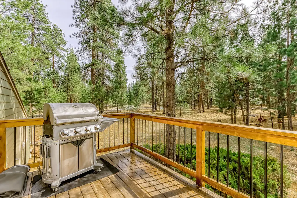 Delightful cabin with lofted layout, hot tub, modern kitchen, WiFi & shared pool