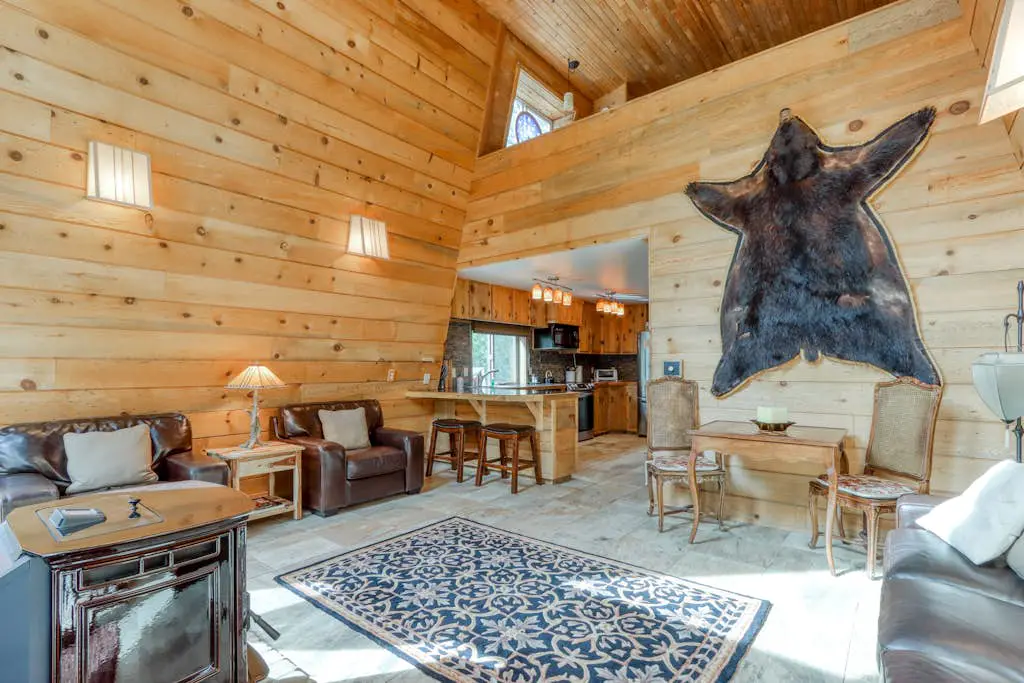 Delightful cabin with lofted layout, hot tub, modern kitchen, WiFi & shared pool