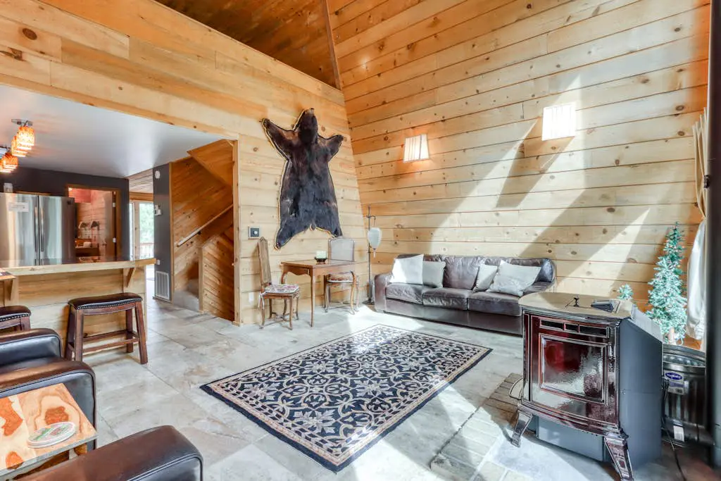 Delightful cabin with lofted layout, hot tub, modern kitchen, WiFi & shared pool