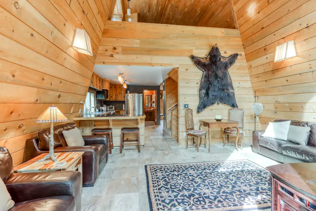 Delightful cabin with lofted layout, hot tub, modern kitchen, WiFi & shared pool