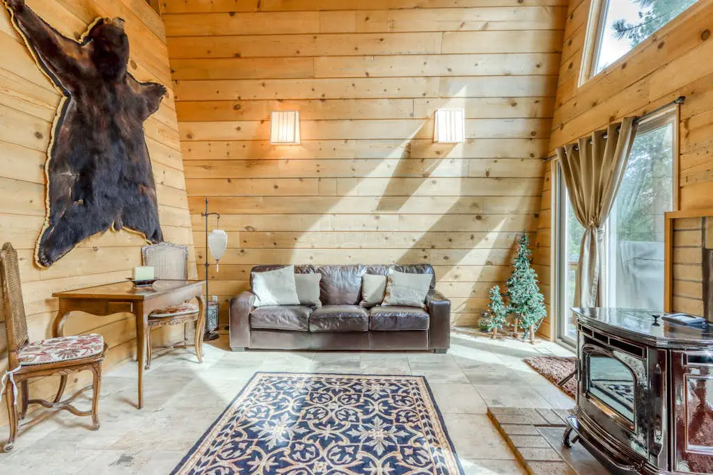 Delightful cabin with lofted layout, hot tub, modern kitchen, WiFi & shared pool