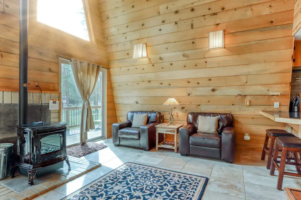 Delightful cabin with lofted layout, hot tub, modern kitchen, WiFi & shared pool