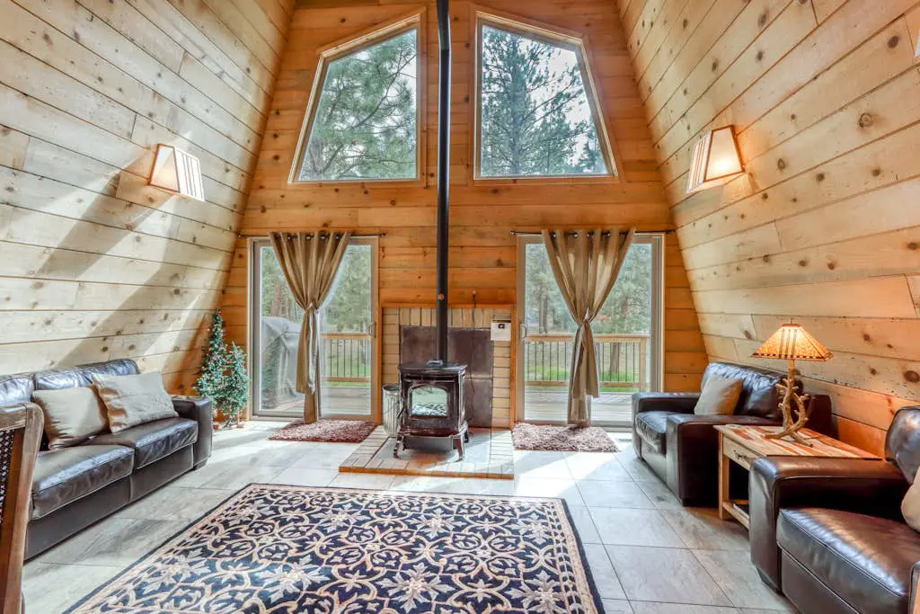 Delightful cabin with lofted layout, hot tub, modern kitchen, WiFi & shared pool