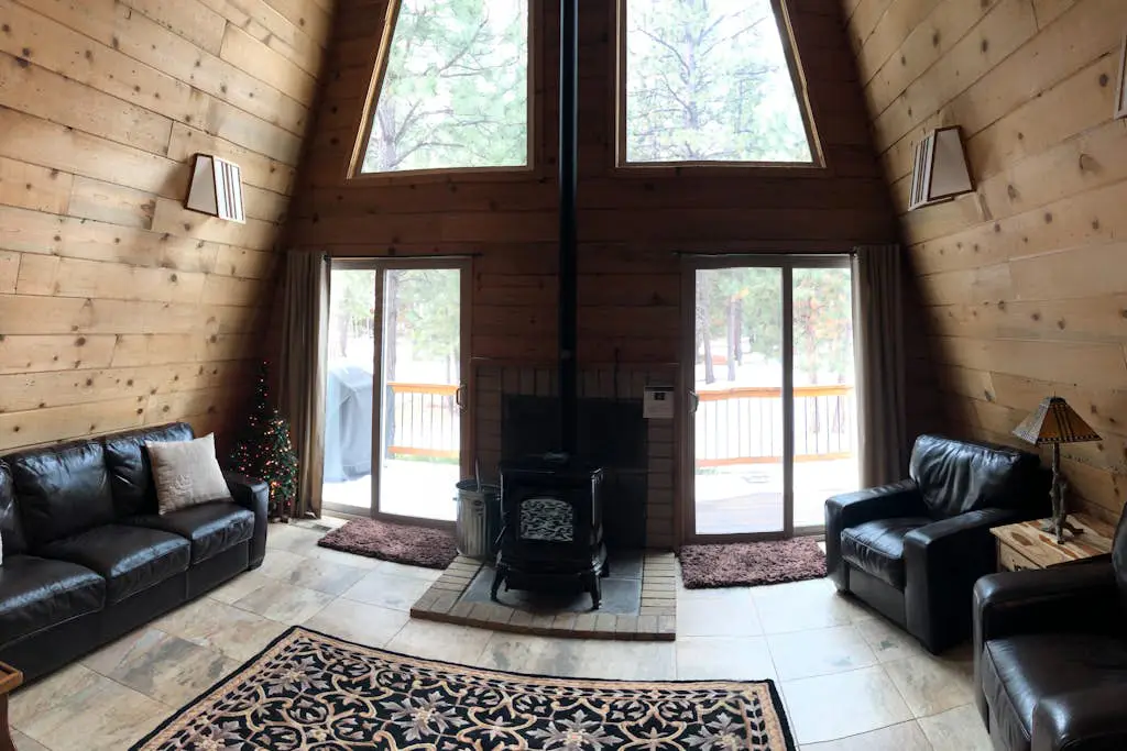 Delightful cabin with lofted layout, hot tub, modern kitchen, WiFi & shared pool