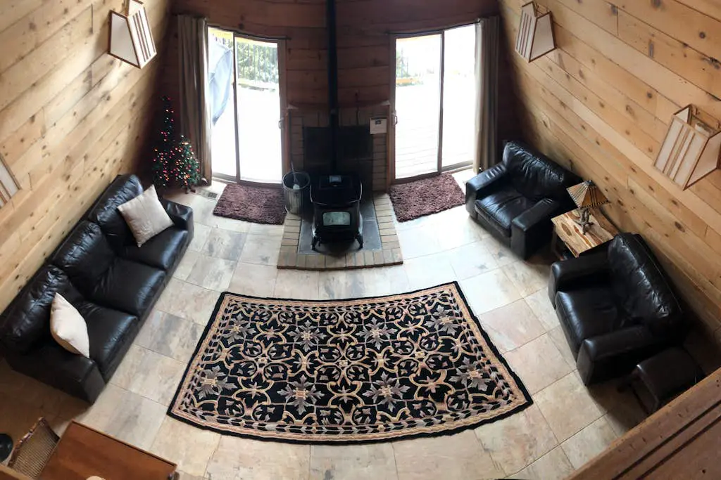 Delightful cabin with lofted layout, hot tub, modern kitchen, WiFi & shared pool