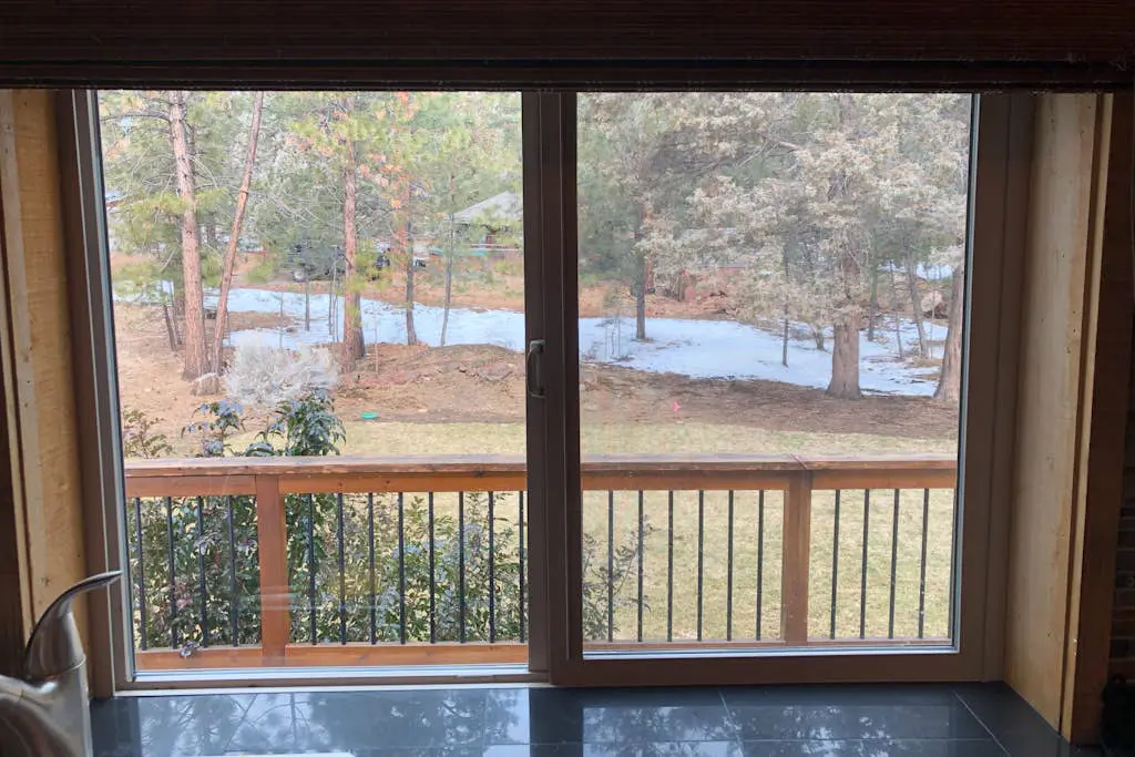 Delightful cabin with lofted layout, hot tub, modern kitchen, WiFi & shared pool