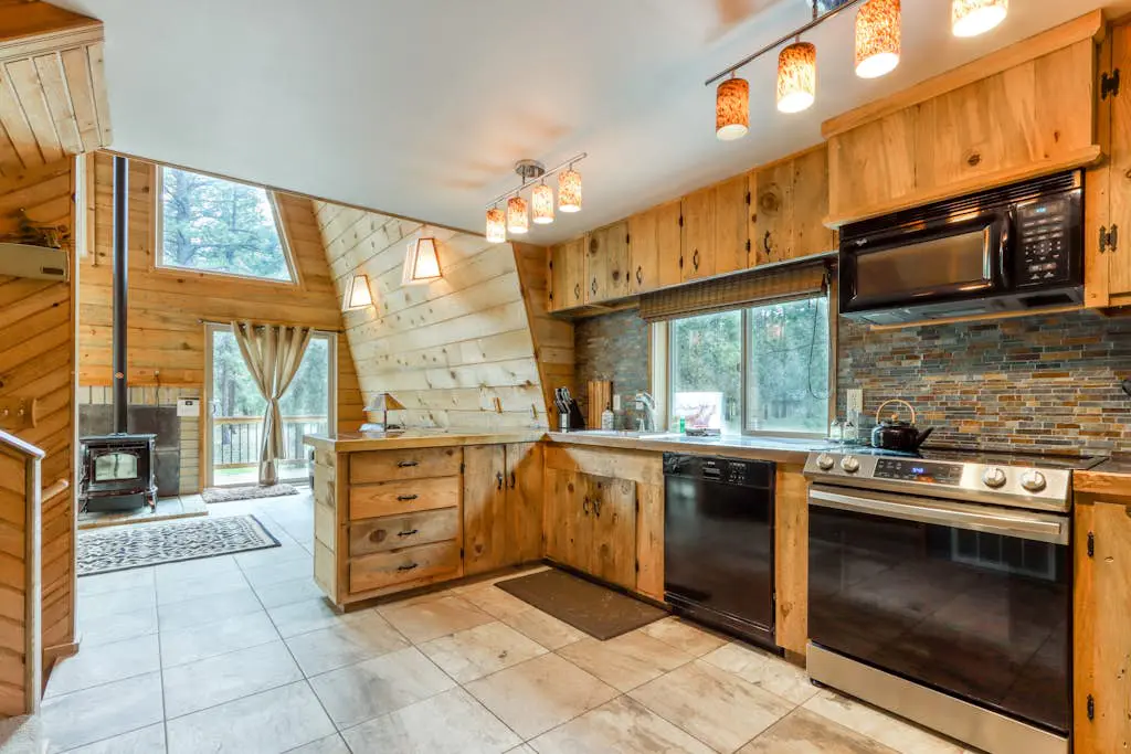 Delightful cabin with lofted layout, hot tub, modern kitchen, WiFi & shared pool