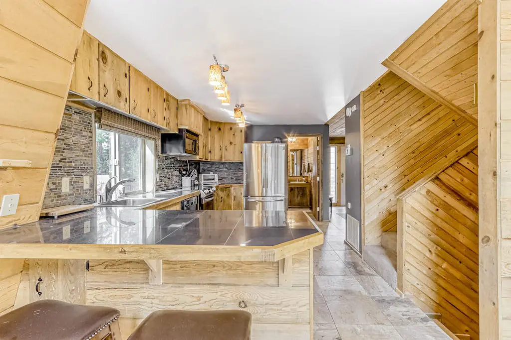 Delightful cabin with lofted layout, hot tub, modern kitchen, WiFi & shared pool