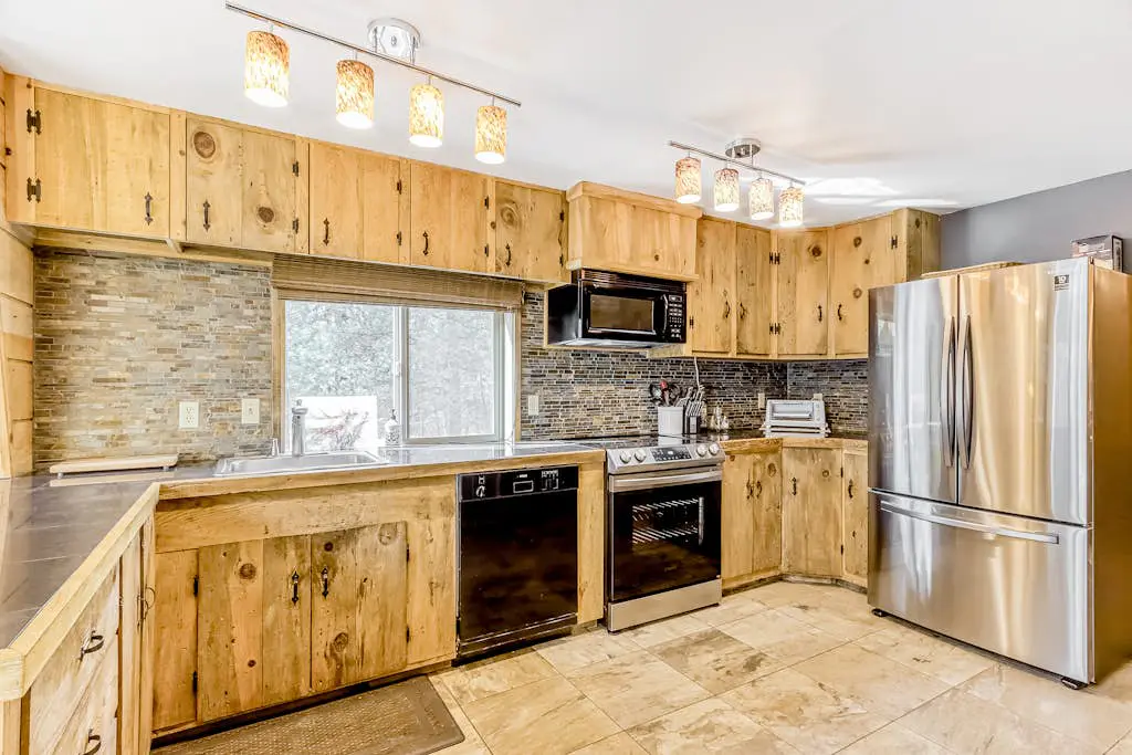 Delightful cabin with lofted layout, hot tub, modern kitchen, WiFi & shared pool