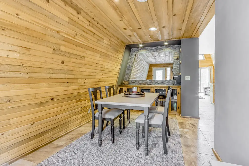 Delightful cabin with lofted layout, hot tub, modern kitchen, WiFi & shared pool