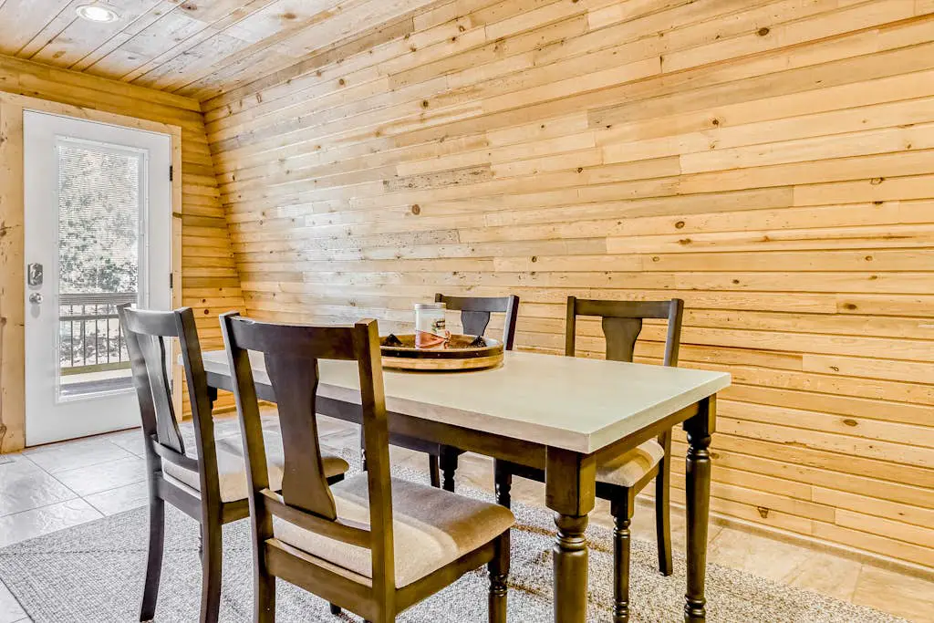 Delightful cabin with lofted layout, hot tub, modern kitchen, WiFi & shared pool