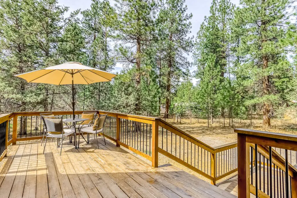 Delightful cabin with lofted layout, hot tub, modern kitchen, WiFi & shared pool
