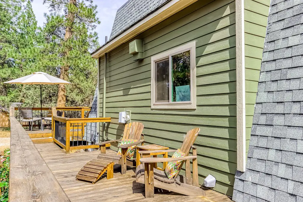 Delightful cabin with lofted layout, hot tub, modern kitchen, WiFi & shared pool