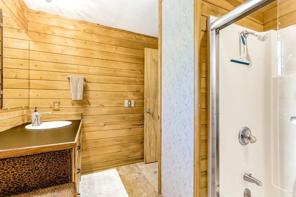 Delightful cabin with lofted layout, hot tub, modern kitchen, WiFi & shared pool