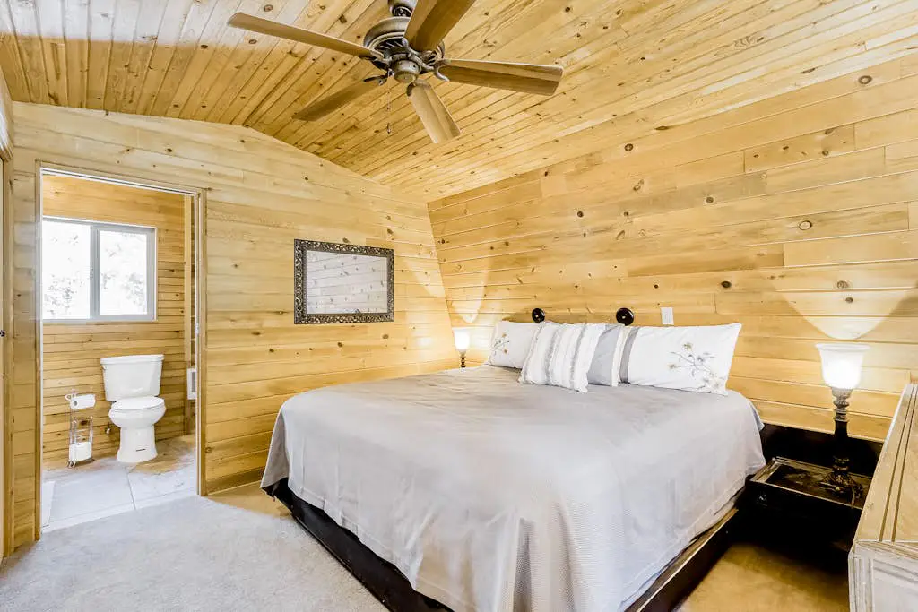 Delightful cabin with lofted layout, hot tub, modern kitchen, WiFi & shared pool