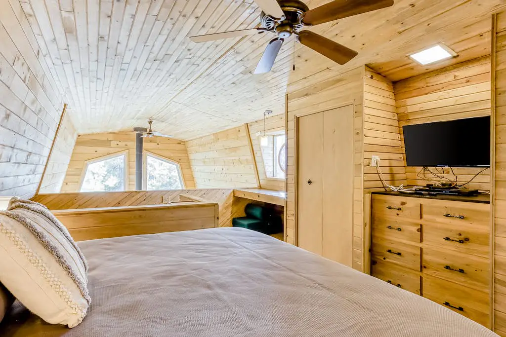 Delightful cabin with lofted layout, hot tub, modern kitchen, WiFi & shared pool