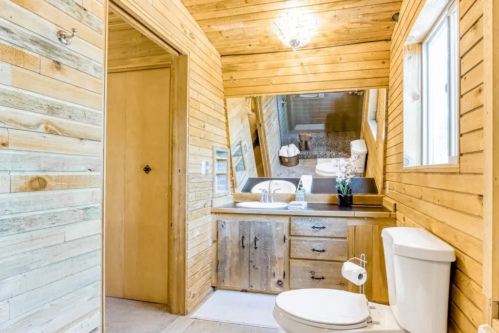 Delightful cabin with lofted layout, hot tub, modern kitchen, WiFi & shared pool