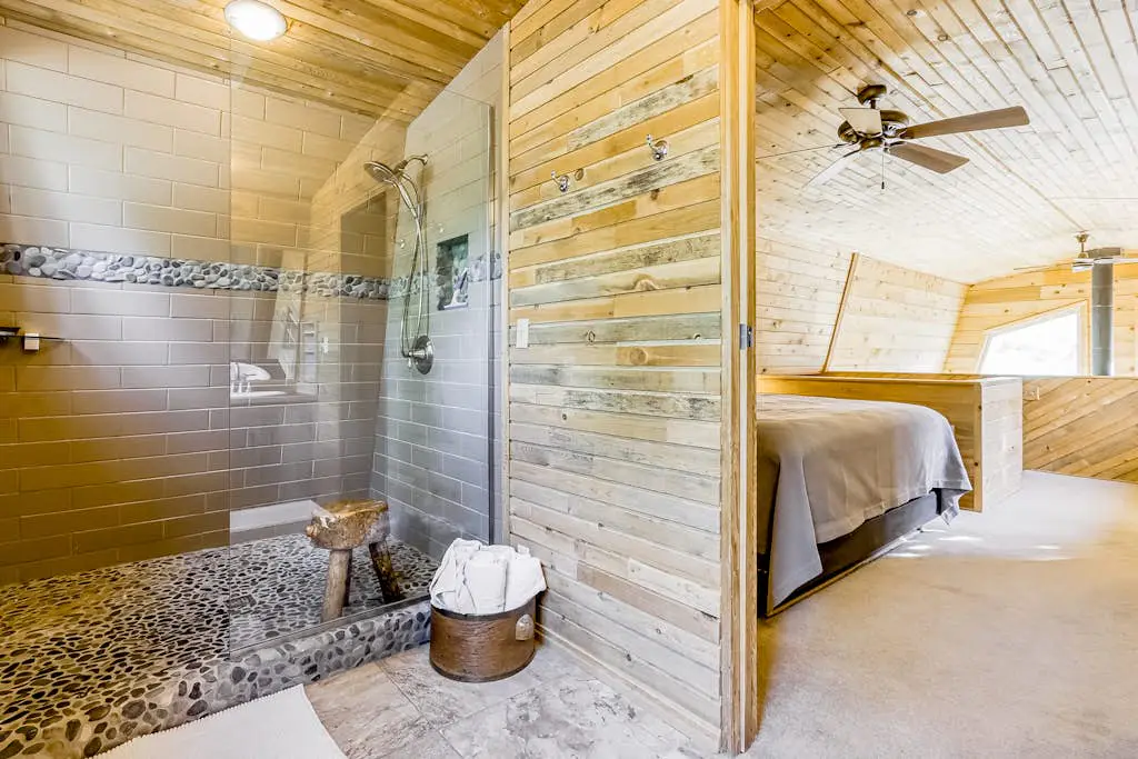Delightful cabin with lofted layout, hot tub, modern kitchen, WiFi & shared pool