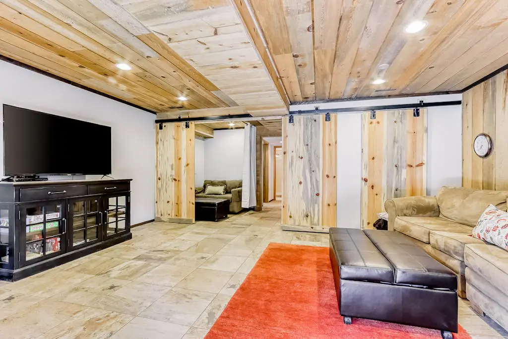 Delightful cabin with lofted layout, hot tub, modern kitchen, WiFi & shared pool