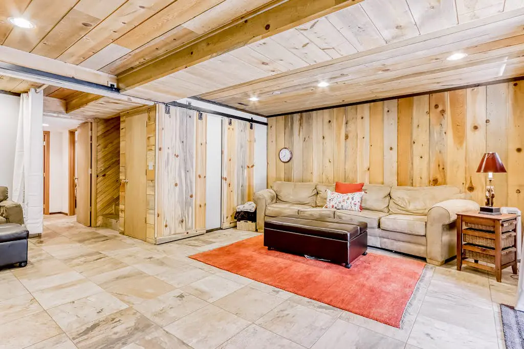 Delightful cabin with lofted layout, hot tub, modern kitchen, WiFi & shared pool