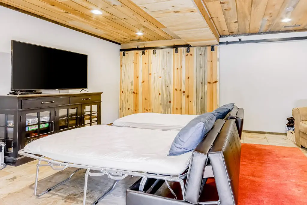 Delightful cabin with lofted layout, hot tub, modern kitchen, WiFi & shared pool