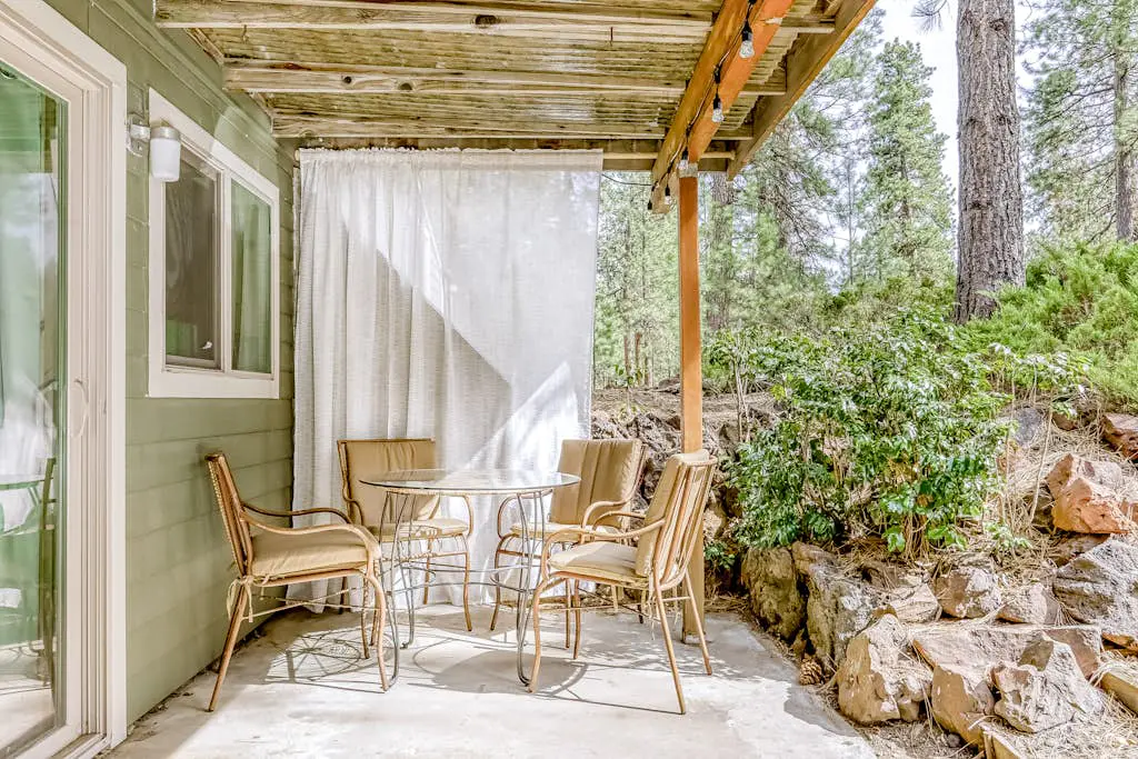Delightful cabin with lofted layout, hot tub, modern kitchen, WiFi & shared pool