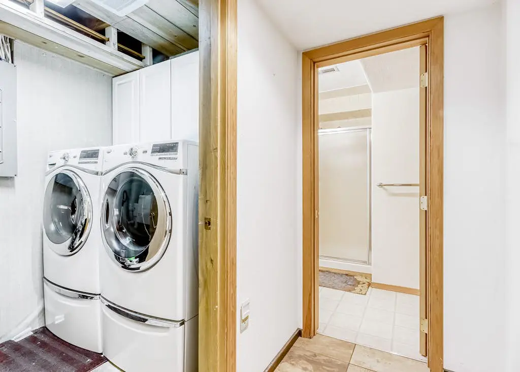 Delightful cabin with lofted layout, hot tub, modern kitchen, WiFi & shared pool
