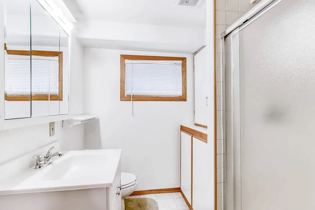Delightful cabin with lofted layout, hot tub, modern kitchen, WiFi & shared pool