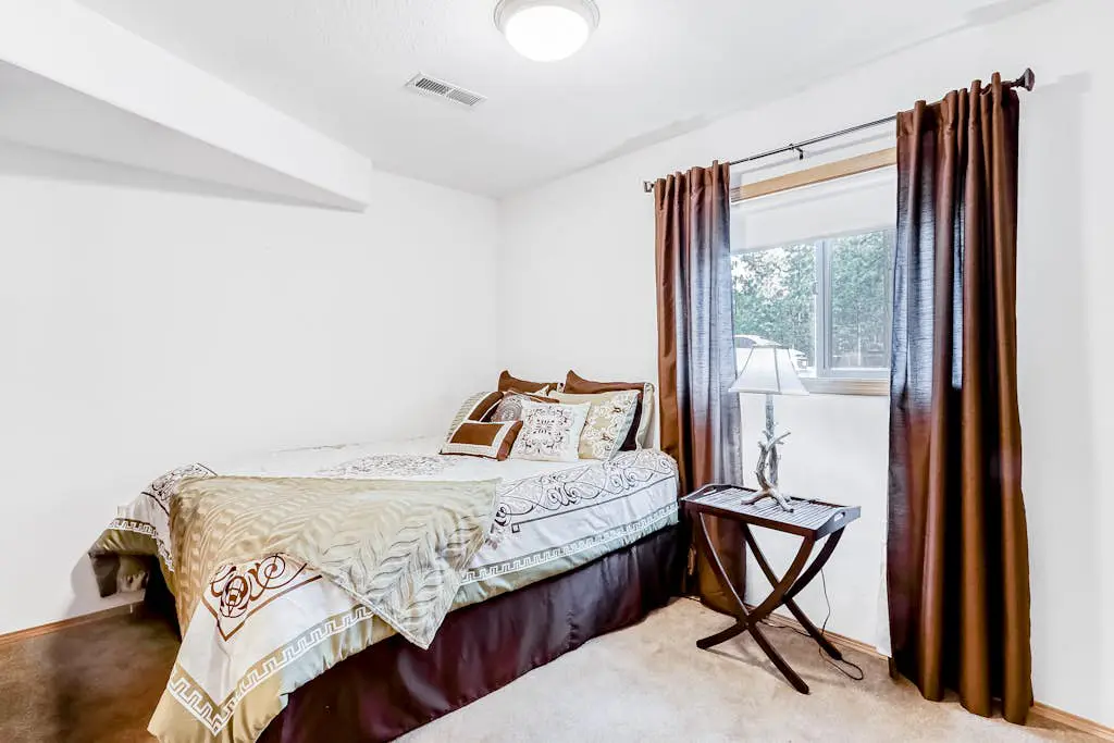 Delightful cabin with lofted layout, hot tub, modern kitchen, WiFi & shared pool
